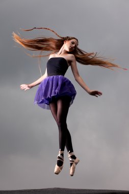 Çatıda dancing ballerina