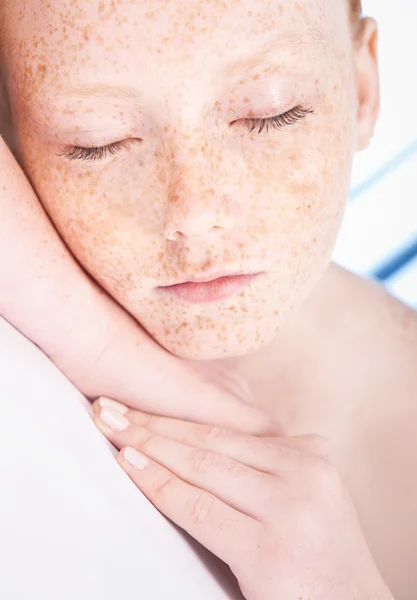 Φακιδωμένος κορίτσι ξαπλωμένο — Φωτογραφία Αρχείου