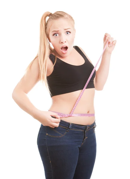 Tamaño 40 chica es sorprendido por la medición de su cintura — Foto de Stock