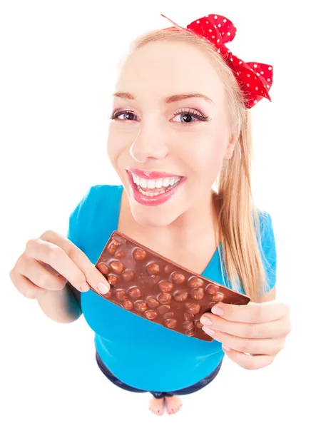 Grappig opgewekt meisje met een chocolade op wit wordt geïsoleerd — Stockfoto