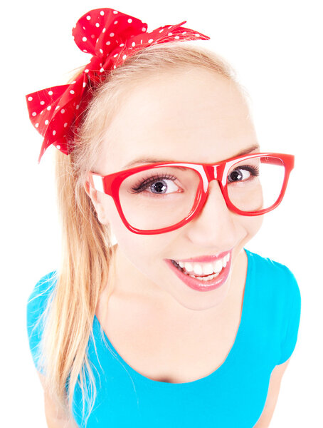 Веселая смешная девушка, изолированная на белом
