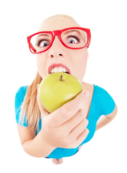 Αστείο κορίτσι δαγκώνει ένα μήλο που απομονώνονται σε λευκό, ψάρι μάτι πυροβόλησε — Φωτογραφία Αρχείου
