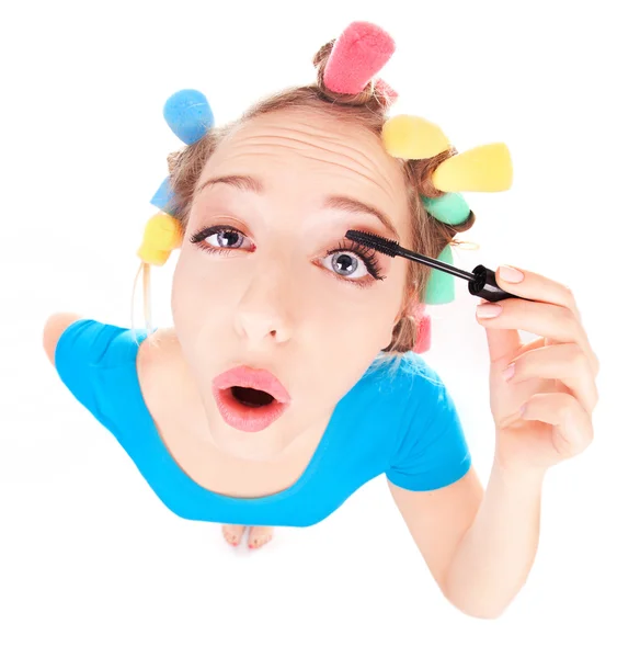 Lustiges Porträt eines Mädchens, das Wimperntusche aufträgt — Stockfoto