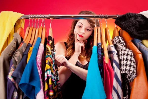 Nada que ponerse concepto, joven mujer decidiendo qué ponerse — Foto de Stock