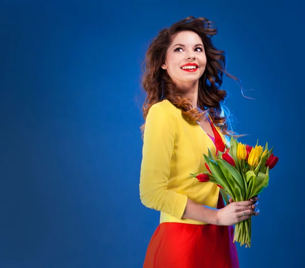 Kolorowe świeże portret szczęśliwy piękna młoda kobieta trzyma kwiaty — Zdjęcie stockowe