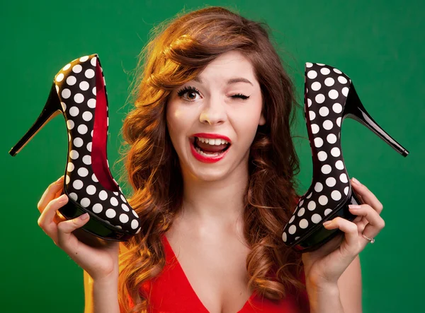Yüksek topuklu ayakkabı tutan komik genç kadın — Stok fotoğraf