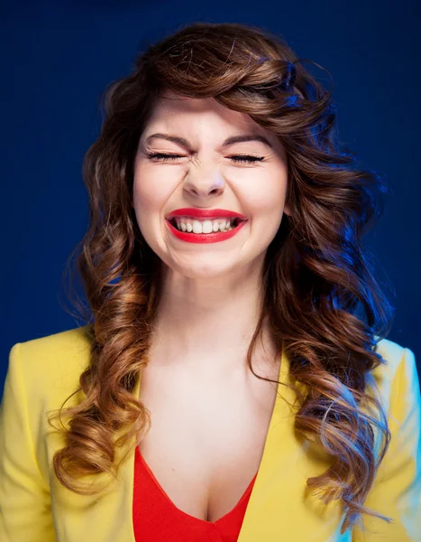 Retrato de una joven atractiva riendo duro Imagen de archivo