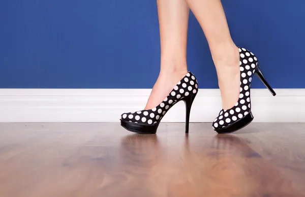 Frau trägt gepunktete High Heels — Stockfoto