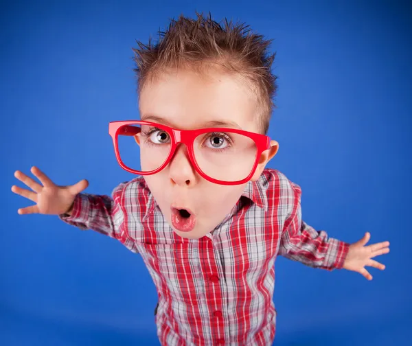 Divertido niño de cinco años con cara expresiva, mal comportamiento concepto — Foto de Stock