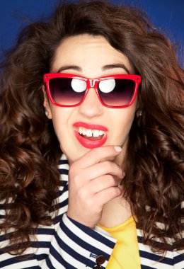 çekici genç kadın güneş gözlüğü