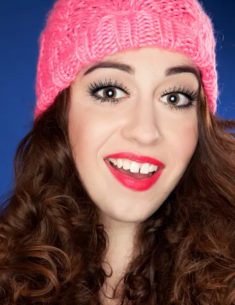 Jovem mulher atraente no chapéu de inverno — Fotografia de Stock
