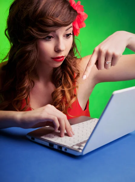 Retrato colorido de uma jovem mulher trabalhando em um laptop — Fotografia de Stock