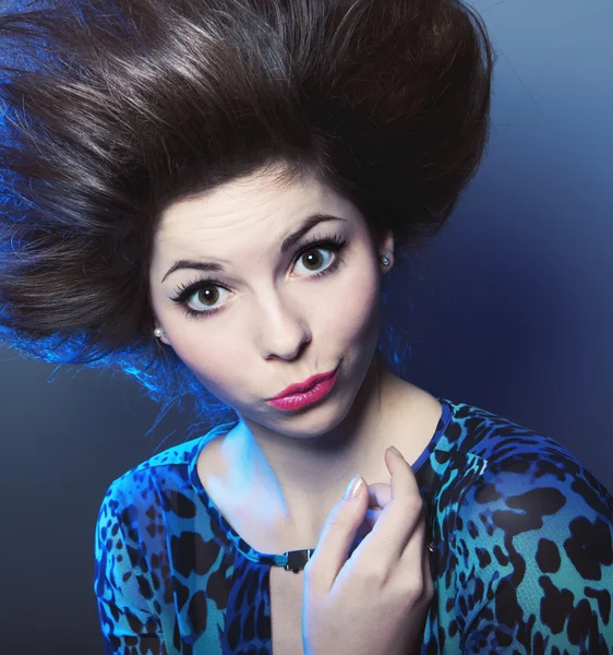 Retrato de uma bela jovem mulher — Fotografia de Stock