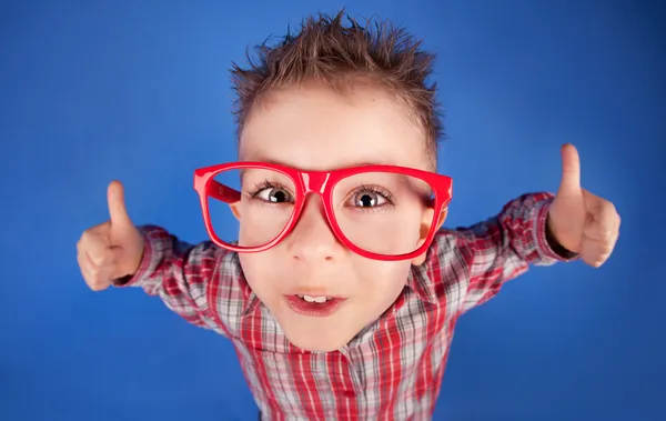 Fünfjähriger Junge zeigt Ok-Zeichen — Stockfoto