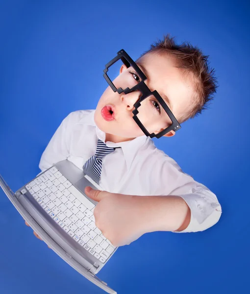 Fem år gammal pojke med en bärbar dator — Stockfoto