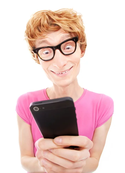 Grappige kerel geconcentreerd tijdens het gebruik van slimme telefoon — Stockfoto