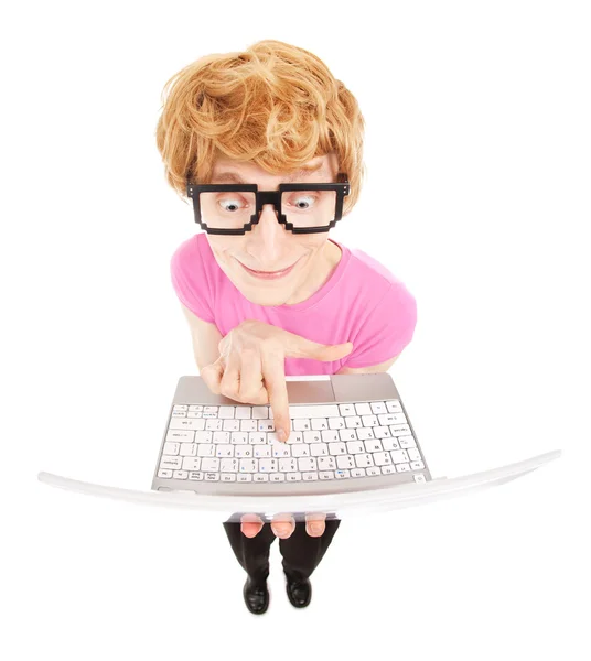 Engraçado nerd cara com um computador portátil — Fotografia de Stock
