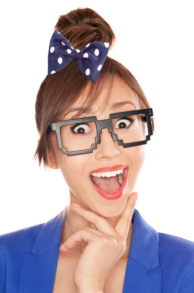 Foto di una simpatica ragazza nerd sorpresa che indossa occhiali a 8 bit — Foto Stock
