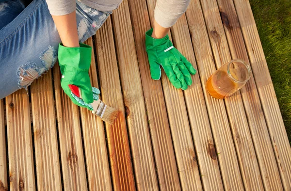 Close up of person 's hands painting floor — стоковое фото