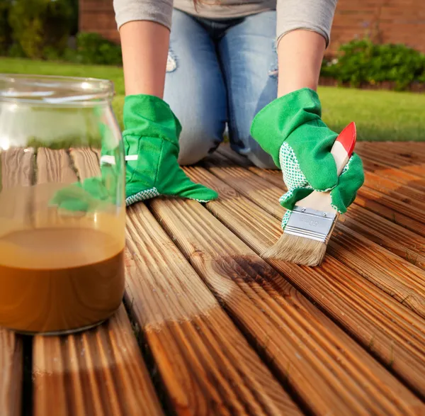 Close up of person's hands painting floor — Stock Photo, Image