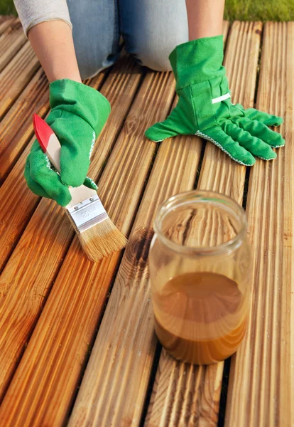 Fechar as mãos da pessoa pintura chão — Fotografia de Stock