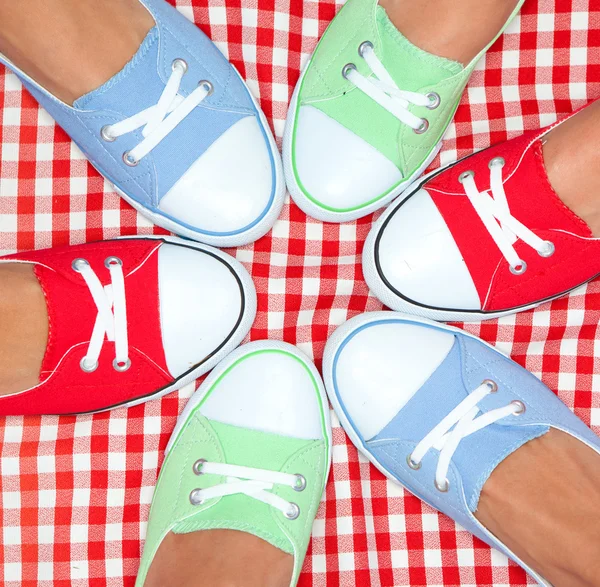 Chicas usando zapatillas de colores — Foto de Stock