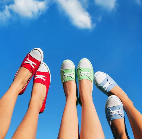 Caminar por el cielo, el verano y el concepto de amistad — Foto de Stock