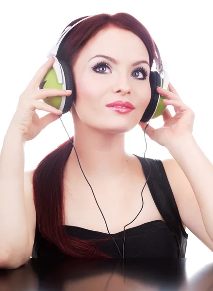 Frau hört Musik mit Kopfhörern — Stockfoto
