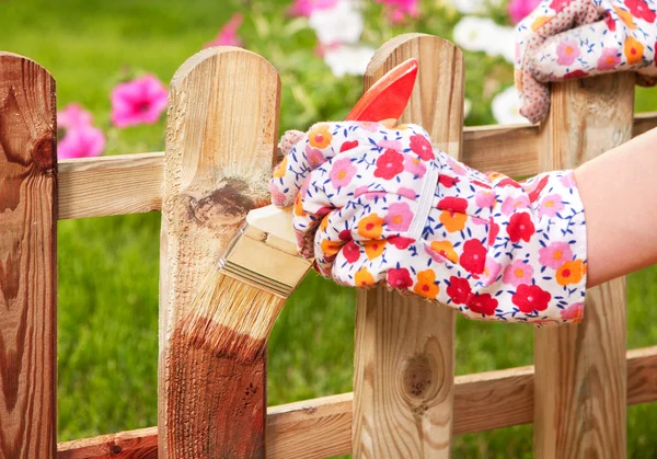 Beschermende vernis toe te passen op een houten hek — Stockfoto