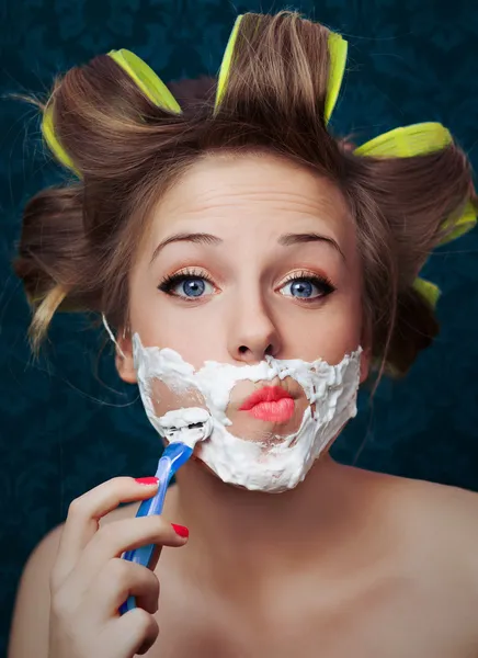 Girl shaving face — Stock Photo, Image