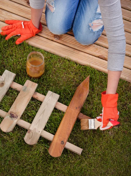 Application d'un vernis protecteur sur une clôture en bois — Photo