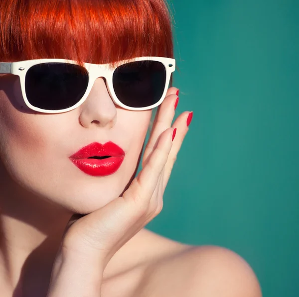 Jeune femme avec des lunettes de soleil — Photo