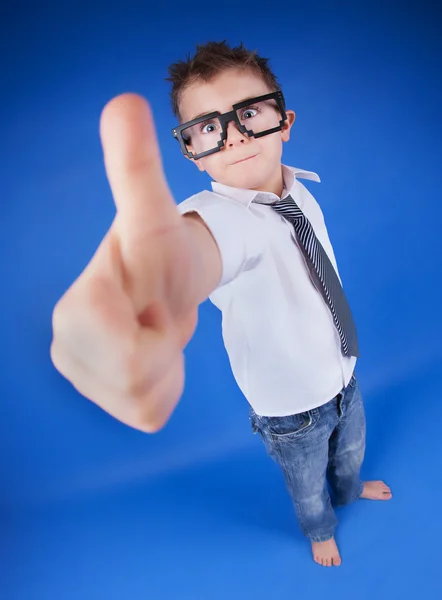 Sechsjähriger Junge mit erhobenem Daumen — Stockfoto