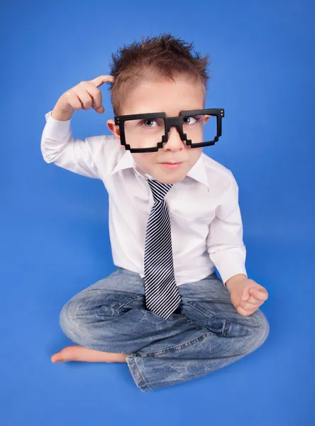 Seis años niño usando gafas friki — Foto de Stock