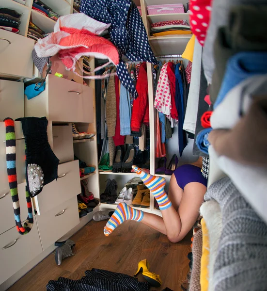 Mujer buscando ropa — Foto de Stock