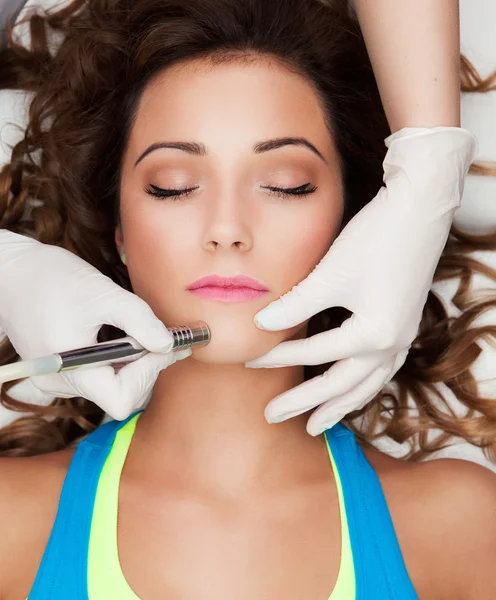 Mujer recibiendo tratamiento facial láser —  Fotos de Stock