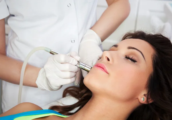 Mujer recibiendo tratamiento facial láser — Foto de Stock