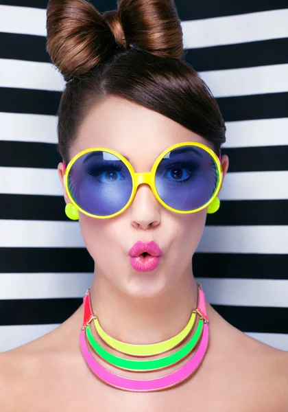 şaşırtıcı genç kadın güneş gözlüğü takıyor