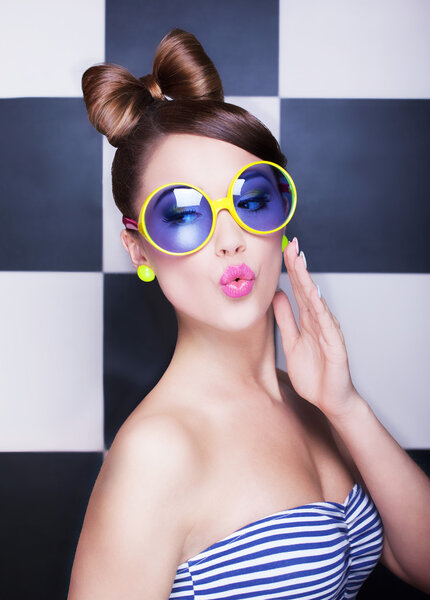 молодая женщина в солнечных очках