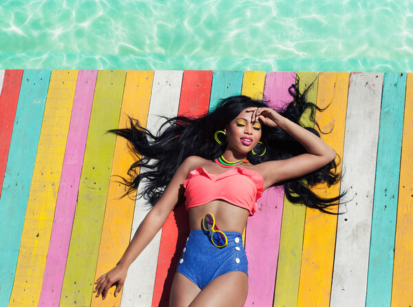 Женщина на деревянном пирсе
