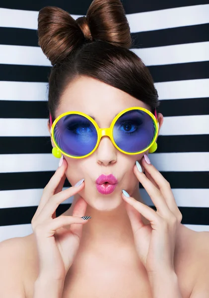 Удивлённая молодая женщина в солнечных очках Лицензионные Стоковые Фото