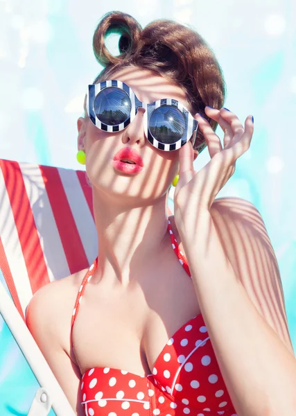 Frau mit Bikini und Sonnenbrille — Stockfoto