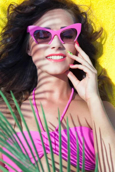 Mulher usando óculos de sol na piscina — Fotografia de Stock