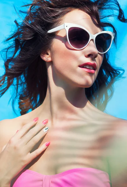 Mulher usando óculos de sol na piscina — Fotografia de Stock