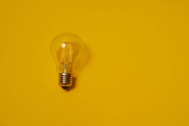 Sarı arkaplanda şeffaf öncü ampul