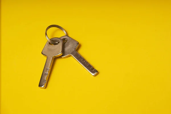 Dos teclas en una vista superior de fondo amarillo —  Fotos de Stock