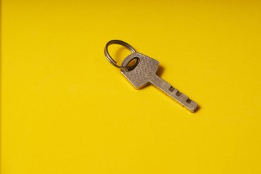 Sarı arka plandaki kilidin anahtarı..