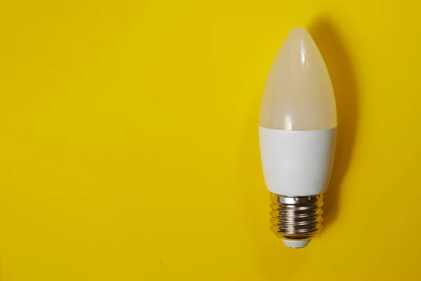 Bombilla led blanca sobre fondo amarillo — Foto de Stock