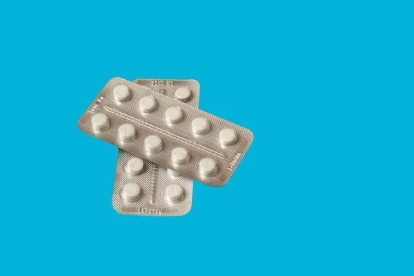 Medizinische Pillen auf grünem Hintergrund von oben — Stockfoto