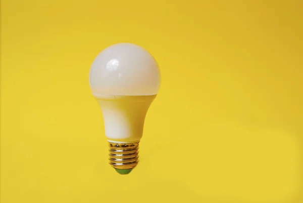 Weiße LED-Glühbirne auf gelbem Hintergrund — Stockfoto